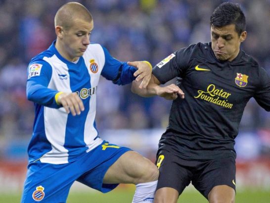 Alexis Sanchez (P) w pojedynku z Vladimirem Weissem (fot. EPA/ALBERTO ESTEVEZ)