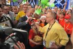 Minister rolnictwa Marek Sawicki częstował ciesteczkami wykonanymi z polskich produktów (fot. I. Sobieszczuk/TVP)