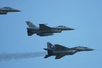 Przygotowania do symulowanej walki powietrznej F-16 i Migów-29 (fot. Wojtek Chustecki)