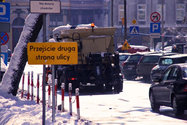 Od rana pługi walczyły z kilkunastocentymetrową warstwą puchu na drogach (fot.Mikołaj Handzlik)