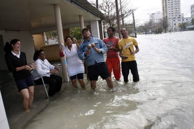 Zalane ulice Havany (fot. PAP/EPA/ROLANDO PUJOL)