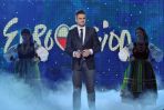 Marcin Mroziński wspomagany przez solistki z zespołu Mazowsze. Czy odniesie sukces? (fot. I. Sobieszczuk/TVP)