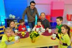 Aktorzy, w tym Łukasz Simlat, opowiadają dzieciom o swojej pracy (fot. Jan Bogacz/TVP)