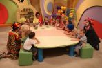 Najmłodsi widzowie świetnie się bawią, a przy okazji poznają obrazy, dźwięki, liczby i litery (fot. TVP)