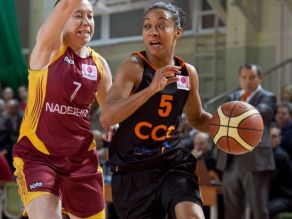 Sharnee Zoll (czarny strój) i jej koleżanki czeka w 1/8 finału Euroligi trudne zadanie (fot. PAP/Maciej Kulczyński)