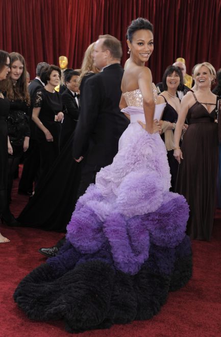 Zoe Saldana znana z roli w „Avatarze", w którym zagrała Neytiri, wybrała nietypowy fason  (fot. PAP/EPA/PAUL BUCK )