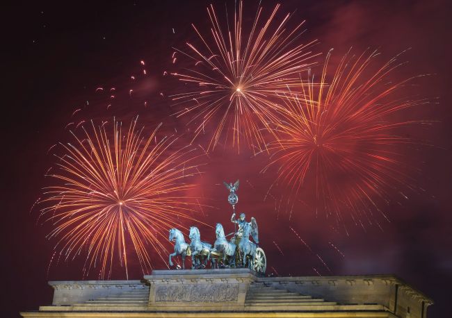 Pokaz sztucznych ogni nad Bramą Brandenburską w Berlinie (fot. PAP/EPA/Britta Pedersen)