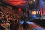 Gwiazdy polskiej estrady na scenę zapraszali panowie z kabaretu „Pareninormalni” (fot. Jan Bogacz/TVP)
