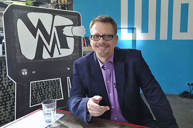 Tomasz Raczek na planie Weekendowego Magazynu Filmowego (Fot. Jan Bogacz/ TVP)