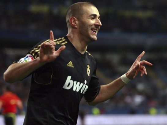 Karim Benzema cieszy się po zdobyciu zwycięskiej bramki (fot. PAP/EPA)