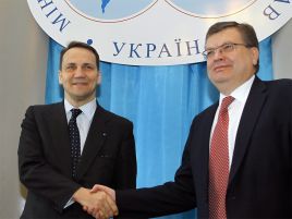 Szef polskiej dyplomacji Radosław Sikorski złożył dziś wizytę na Ukrainie