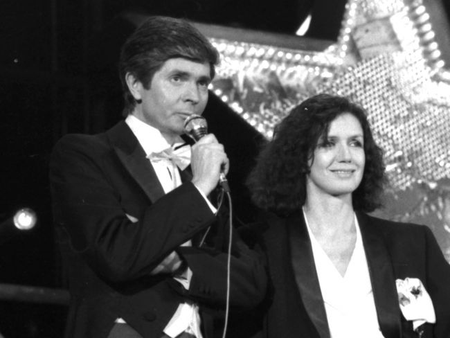 W galowym stroju jako prowadzący program sylwestrowy „Przeboje Dwójki” w roku 1983 (fot. arch. PAP/Romuald Królak)