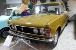Samochód Fiat 125p z 1978 r. W pięknym, jasnobrązowym kolorze... (fot. Adam Ciereszko / PAP)