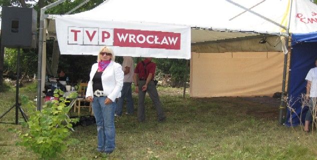 Grażyna Orłowska-Sondej przy namiocie w Bogatyni.