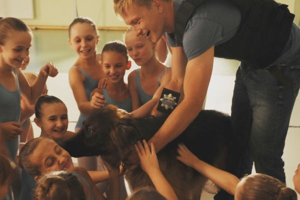 Jego obecność zmniejszy stres małych tancerek uwolnionych z rąk bandyty (fot. Witold Baczyk)