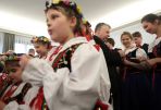 Podczas spotkania opłatkowego w Senacie harcerze przekazali marszałkowi Betlejemskie Światło Pokoju (fot. PAP/Leszek Szymański)