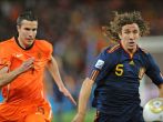Robin van Persie (L) w pojedynku z Carlesem Puyolem (fot.PAP/EPA)