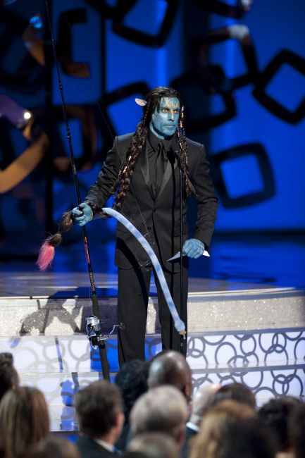 Ben Stiler, jeden z prowadzących ceremonię,  upodobnił się do postaci z filmu „Avatar" (fot. PAP/EPA/MICHAEL YADA )