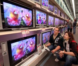 Niestety, telewizor kupiony na raty 0 proc. może kosztować znacznie więcej (for. arch. PAP/picture alliance/DPA)