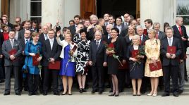 Pamiątkowe zdjęcie polskich europosłów z prezydentem Lechem Kaczyńskim (Fot. PAP/Radek Pietruszka)