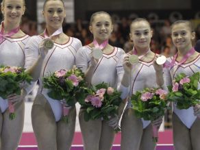 Rumunki w blasku fleszy ze złotymi medalami mistrzostw Europy (fot. PAP/EPA)