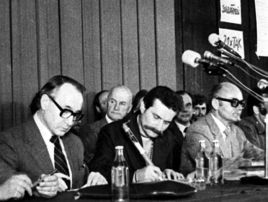 Podpisanie Porozumień Sierpniowych, Lech Wałęsa i Mieczysław Jagielski (fot. arch. PAP/Zbigniew Trybek)