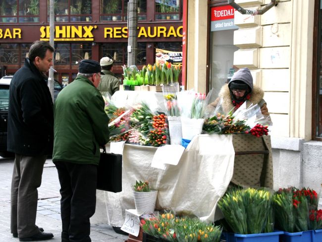 Panowie kupują tulipany dla ukochanych (fot. annd)
