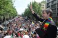 Ks. Szymon Niemiec podczas warszawskiej Parady Równości (Fot. PAP/Paweł Supernak)