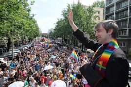 Ks. Szymon Niemiec podczas warszawskiej Parady Równości (Fot. PAP/Paweł Supernak)