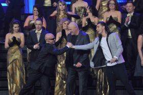 Program otworzyło wspólne wykonanie drużyn piosenki „Party” zespołu Oddział Zamknięty (fot. I. Sobieszczuk/TVP) (c)