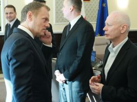 W spotkaniu z premierem Donaldem Tuskiem (L) weźmie udział m.in. minister administracji i cyfryzacji Michał Boni (P)