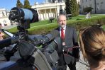 Rekonstrukcjom często przygląda się oko telewizyjnej kamery. P.o. prezesa TVP Juliusz Braun (fot. I.Sobieszczuk/TVP)