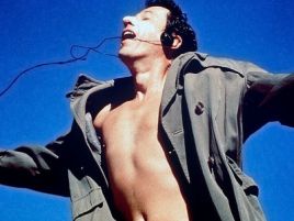 W muzyce zawsze znajdował azyl oraz sposób wyrażenia swych uczuć (fot. Vitra film)