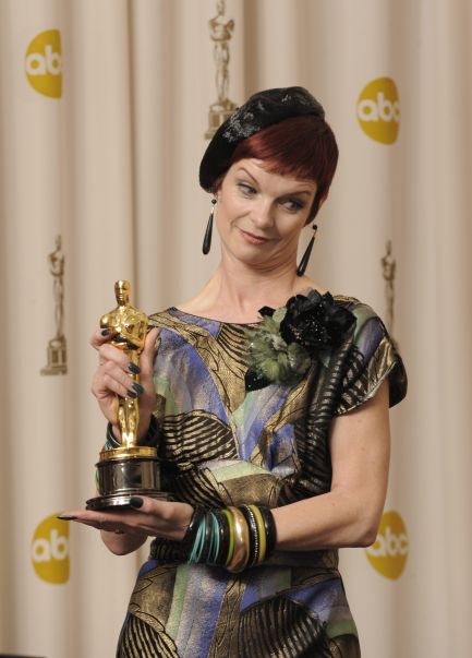 Niedowierzająca w swoje szczęście? Projektantka kostiumów Sandy Powell z nagrodą (fot. PAP/EPA/PAUL BUCK)