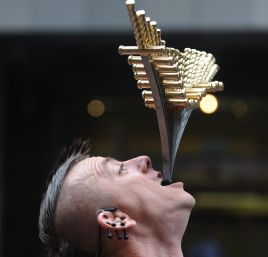 Chayne Hultgren i jego „zabawki" (fot. PAP/EPA/DEAN LEWINS)