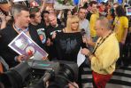 ...oraz koszulkę z orłem, w której zaśpiewała piosenkę na Euro 2012 (Fot. I.Sobieszczuk/TVP)