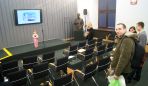 Sala konferencyjna także przyciągała tłumy, zwłaszcza najmłodszych partiotów (fot. TVP/Marcin Nowak)