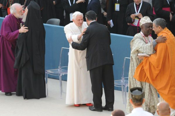 Na zaproszenie papieża do Asyżu przybyli przedstawiciele niemal wszystkich religii i wyznań świata (fot. PAP/EPA)