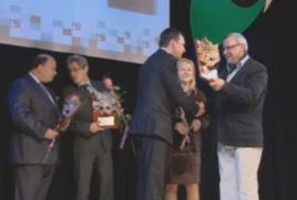 Na ręce dyrektora Oddziału TVP S.A. w Olsztynie Złotą Maskę wręczył Janusz Kijowski, dyrektor Teatru im. S. Jaracza.