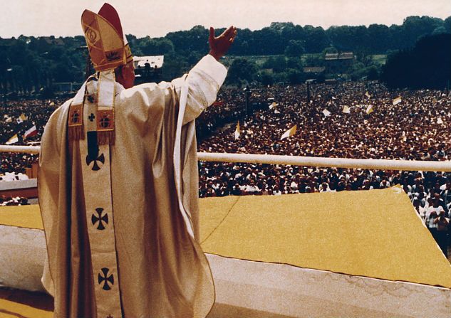 Charyzmatyczny Jan Paweł II zawsze gromadził wokół siebie tłumy wiernych (fot. AKPA)