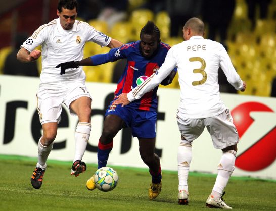Seydou Doumbia przedziera się przez defensywę Realu (fot. PAP/EPA)