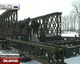 Żołnierze montowali dziś stalowy most