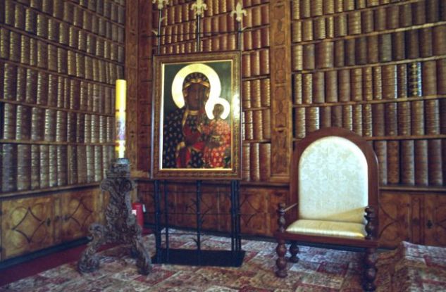 W bibliotece na Jasnej Górze odbywały się m.in.: spotkania z Janem Pawłem II. Na zdjęciu papieski fotel (fot. TVP/M.Wachowicz)