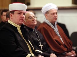 Mufti Tomasz Miśkiewicz, abp. Henryk Hoser i Szejk Ryszard Ahmed podczas zeszłorocznego spotkania z okazji IX Dnia Islamu (PAP)