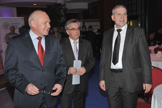 Marian Zalewski z Zarządu TVP, dyrektor TVP Historia Tadeusz Doroszczuk i prof. Piotr Franaszek (fot. TVP)