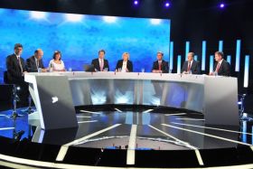 W debacie wzięli udział przedstawiciele sześciu komitetów wyborczych (fot. I. Sobieszczuk/ TVP) (c)