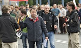 Reżyser filmu „80 milionów” Waldemar Krzystek na planie we Wrocławiu (fot. PAP/Grzegorz Hawałej)