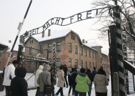 Sześciu na dziesięciu mieszkańców Polski wie, że największą grupą ofiar Auschwitz byli Żydzi