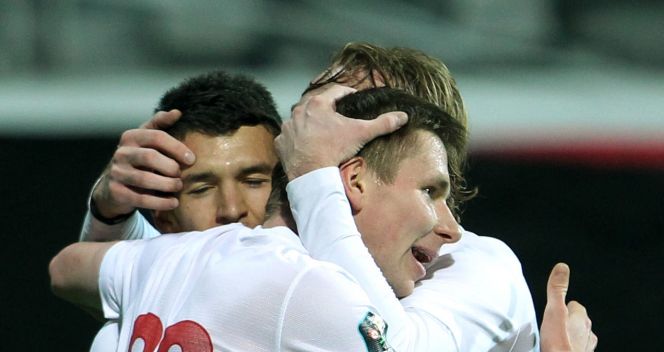 Tomasz Kupisz i Sebastian Mila (P) składają gratulacje Waldemarowi Sobocie (fot. PAP/Radek Pietruszka)