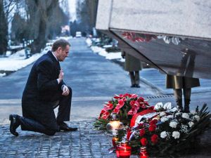 Premier Donald Tusk złożył wieniec pod Pomnikiem Ofiar Katastrofy Smoleńskiej na Cmentarzu Wojskowym na Powązkach,